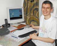 Links im Bild die Empfangseinheit der Wetterstation, der Wetter PC und ich. :-))